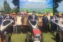 Bupati H M Syukur Serahkan 22 Unit Handtraktor ke Kelompok Tani,Rabu 01/10/2025