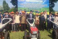 Bupati H M Syukur Serahkan 22 Unit Handtraktor ke Kelompok Tani,Rabu 01/10/2025