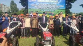 Bupati H M Syukur Serahkan 22 Unit Handtraktor ke Kelompok Tani,Rabu 01/10/2025