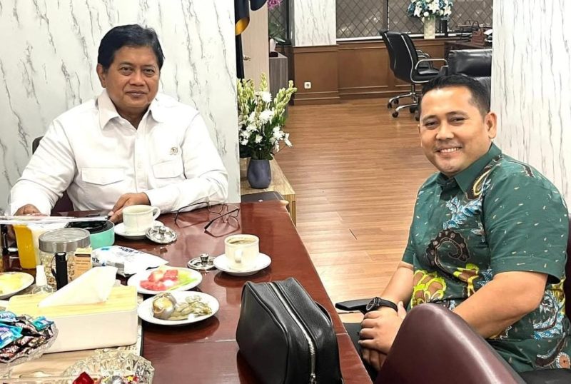 Bupati H M Syukur dan Wamentran Viva Yoga Mauledi