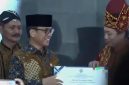 Mentri Desa dan PDT  Yandri Susanto Menyerahkan Piagam Penghargaan Juara II Penurunan Stunting Untuk Desa Pelakar Jaya