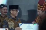 Mentri Desa dan PDT  Yandri Susanto Menyerahkan Piagam Penghargaan Juara II Penurunan Stunting Untuk Desa Pelakar Jaya