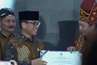 Mentri Desa dan PDT  Yandri Susanto Menyerahkan Piagam Penghargaan Juara II Penurunan Stunting Untuk Desa Pelakar Jaya
