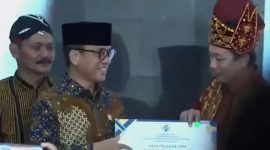 Mentri Desa dan PDT  Yandri Susanto Menyerahkan Piagam Penghargaan Juara II Penurunan Stunting Untuk Desa Pelakar Jaya