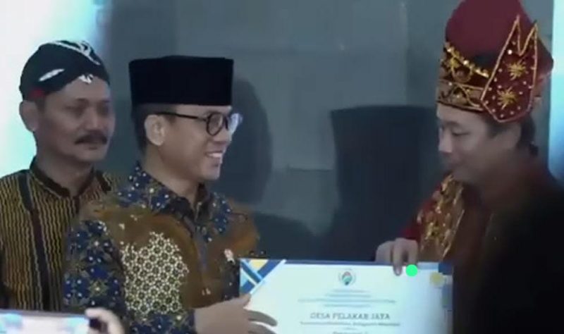 Mentri Desa dan PDT  Yandri Susanto Menyerahkan Piagam Penghargaan Juara II Penurunan Stunting Untuk Desa Pelakar Jaya