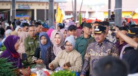 Bupati Kerinci Monadi Saat meninjau Harga barang di Pasar Tradisional (Dok.KOminfo Kerinci)