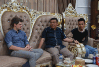 Wakil Bupati Katamso, Smenerima kunjungan Head of Staple Fibre Technologies Aachen University, Jerman, Justin Kuhn, bersama Ketua Bidang Pemasaran Dewan Roemah Kelapa Indonesia (RoeKI), Galih Batara Muda, di Rumah Dinas Wakil Bupati, Senin malam  27 Oktober 2025 (Dok : Pemkab Tanung Jabung Barat)