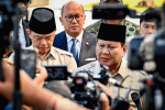 Presiden Prabowo Subianto menyampaikan keterangan pers kepada awak media di Pangkalan Udara Halim Perdanakusuma, Jakarta, pada Selasa, 14 Oktober 2025. (Foto: BPMI Setpres)