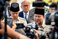 Presiden Prabowo Subianto menyampaikan keterangan pers kepada awak media di Pangkalan Udara Halim Perdanakusuma, Jakarta, pada Selasa, 14 Oktober 2025. (Foto: BPMI Setpres)
