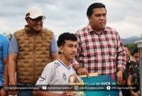 Hutri Randa (Kanan) Sat Penyerahan Hadiah Dandin  Cup .Rabu 02/10/2025