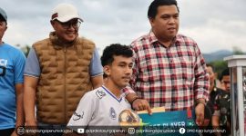 Hutri Randa (Kanan) Sat Penyerahan Hadiah Dandin  Cup .Rabu 02/10/2025