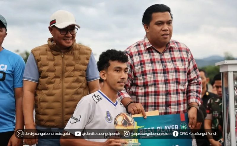 Hutri Randa (Kanan) Sat Penyerahan Hadiah Dandin  Cup .Rabu 02/10/2025