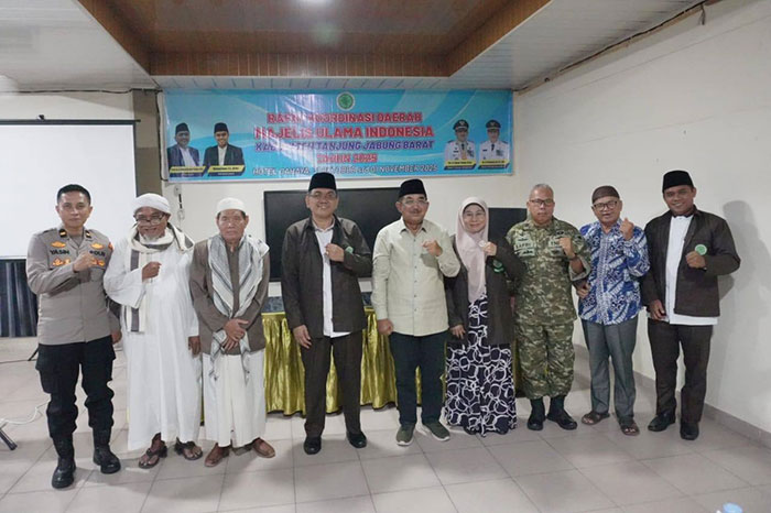 Foto : Bupati Tanjung Jabung Barat, H. Anwar Sadat, membuka Rapat Koordinasi Daerah (Rakorda) Majelis Ulama Indonesia (MUI) di Hotel Cahaya, Jumat 31 Oktober 2025 (Dok : Koridornews.id)