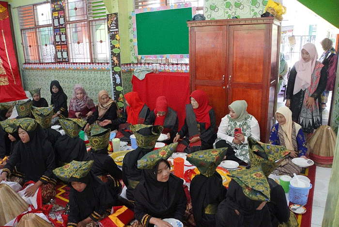 Foto : Tradisi Makan Bajamba Pandang Panjang (Dok : Diskominfo Padang Panjang)