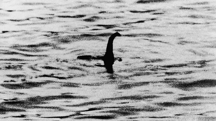 Foto : Foto : Ilustrasi Gambar monster paling terkenal muncul pada tahun 1934 di puncak kegilaan Nessie, namun foto tersebut kemudian terungkap sebagai tipuan (Dok istimewa)