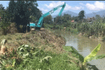 Foto : Excavator Pemkot Sungai Penuh Sedang Bekerja Mengeruk Sungai (Dok Humas & Protokol Setda Sungai Penuh)