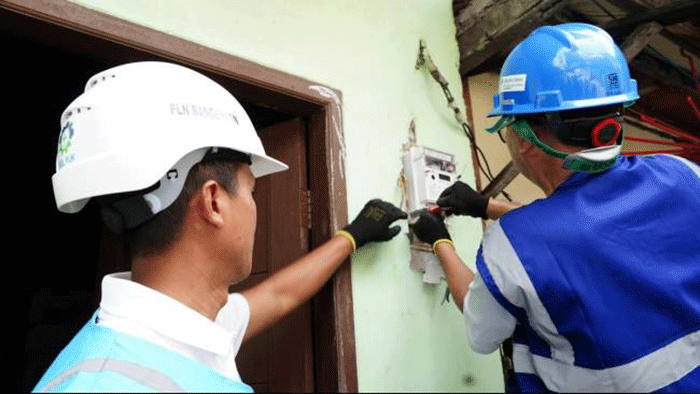 Foto : ilustrasi Petugas PLN  Mengecek meteran 