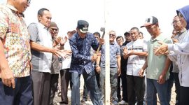 Foto : Wakil Walikota Azhar Hamzah dan Pemangku Adat Memasang Tonggak Pertama Pasar Sungai Penuh (Dok : Koridornews.Id)