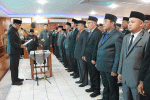 Foto : Sekretaris Daerah (Sekda) Tanjung Jabung Barat, Hermansyah, S.STP., M.M., melantik dan mengambil sumpah 52 pejabat administrator, pengawas, dan fungsional di lingkungan Pemerintah Kabupaten Tanjung Jabung Barat. Pelantikan berlangsung di Aula Pola Utama Kantor Bupati, Selasa 21 Oktober 2025 (Dok Prokopim Tanjung Jabung Barat)