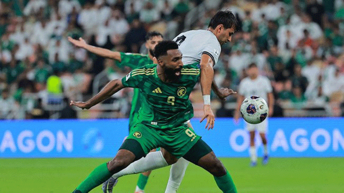 Foto : Pemian Arab Saudi dengan Pemain Irak (Dok : Reuters / CNN Indonesia)