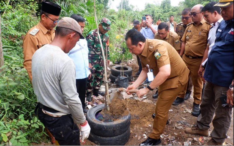 Bupati Muaro Jambi Bambang Bayu Suseno Saat Meresmikan Desa Pematang Gajah Bersih dari Sampah.Senin 06/10/2025