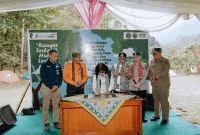 Foto : Bupati Khairunas bersama Kepala BP2SDM Kementerian Kehutanan RI, Drh. Indra Exploitasia, M.Si, meninjau langsung visitor center jalur pendakian Gunung Kerinci,Kamis 22 Oktober 2025 (Dok : Facebook Khairunnas)