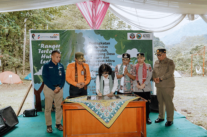 Foto : Bupati Khairunas bersama Kepala BP2SDM Kementerian Kehutanan RI, Drh. Indra Exploitasia, M.Si, meninjau langsung visitor center jalur pendakian Gunung Kerinci,Kamis 22 Oktober 2025 (Dok : Facebook Khairunnas)