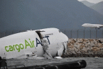 Foto : Setengah Badan Pesawat ACT Airlines Jatuh Ke Laut utara Bandara Hongkong (Dok Istimewa)