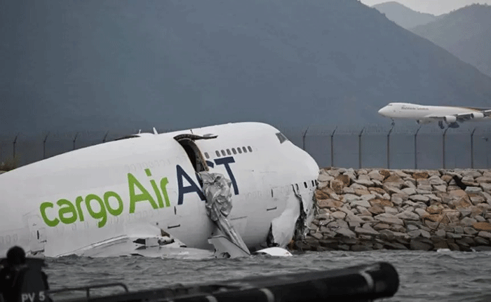 Foto : Setengah Badan Pesawat ACT Airlines Jatuh Ke Laut utara Bandara Hongkong (Dok Istimewa)
