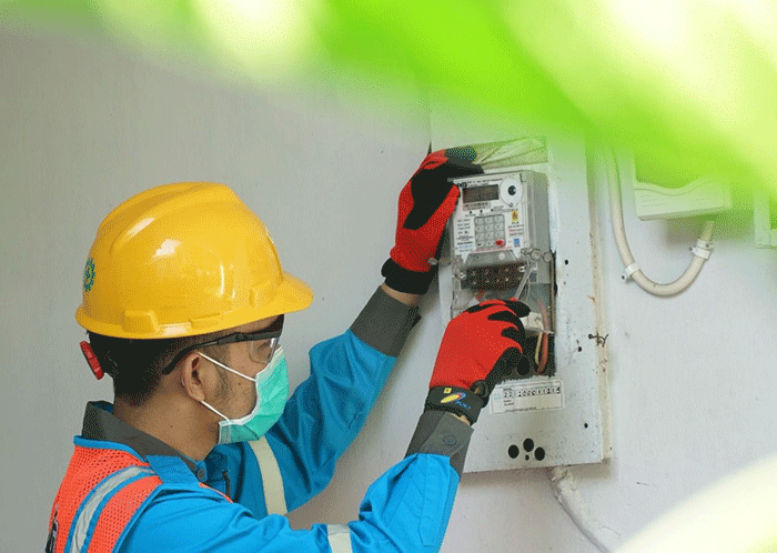 Foto : Petugas Tambah Daya Listrik (Dok : PLN)