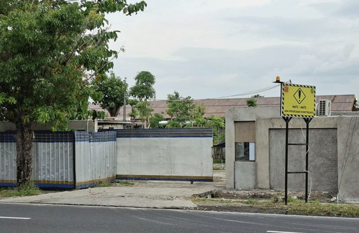 Foto : Rumah hadiah untuk Presiden ke 7 Joko Widodo (Jokowi) masih ditutupi seng, Selasa (21/10/2025). Rumah pensiun ini diprediksi menambah harta kekayaan Jokowi yang kini tercatat Rp 95,8 miliar.(KOMPAS.com/Romensy Augustino)