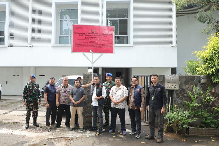 Foto : Kejaksaan Agung (Kejagung) menyita satu bidang tanah beserta bangunan yang diduga terkait tindak pidana pencucian uang (TPPU) dalam perkara dugaan korupsi tata kelola minyak mentah dan produk kilang pada PT Pertamina (Persero) Sub Holding dan Kontraktor Kontrak Kerja Sama (KKKS) tahun 2012–2023 dengan tersangka Mohammad Riza Chalid (MRC). Aset yang disita berupa tanah seluas 557 meter persegi berikut bangunan yang berdiri di atasnya. Lokasi aset itu berada di Jalan Hang Lekir XI Blok H/2, Kelurahan Gunung, Kebayoran Baru, Jakarta Selatan, Daerah Khusus Jakarta.( Dok : PUSPEN KEJAGUNG)