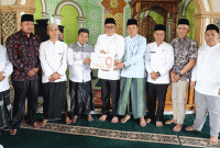 Foto : Wako Alfin Safari Jumat di Masjid Baitul Jalal Desa Sandaran Galeh, Kecamatan Kumun Debai, Jumat 24 Oktober 2025 (Dok Humas & Protokol Setda Sungai Penuh)