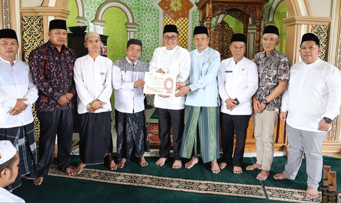 Foto : Wako Alfin Safari Jumat di Masjid Baitul Jalal Desa Sandaran Galeh, Kecamatan Kumun Debai, Jumat 24 Oktober 2025 (Dok Humas & Protokol Setda Sungai Penuh)
