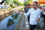 Foto : Wali Kota Surabaya Eri Cahyadi saat meninjau lokasi semburan berbau gas di Rungkut Tengah, Surabaya, Sabtu 18 Oktober 2025 (Dok : ANTARA/HO-Pemkot Surabaya)  