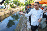 Foto : Wali Kota Surabaya Eri Cahyadi saat meninjau lokasi semburan berbau gas di Rungkut Tengah, Surabaya, Sabtu 18 Oktober 2025 (Dok : ANTARA/HO-Pemkot Surabaya)  