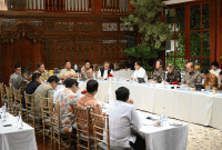 Presiden Prabowo Subianto memimpin pertemuan yang dihadiri oleh Wakil Presiden RI Gibran Rakabuming beserta sejumlah menteri Kabinet Merah Putih, di Kertanegara, Jakarta, pada Minggu, 12 Oktober 2025. (Foto: BPMI Setpres)
