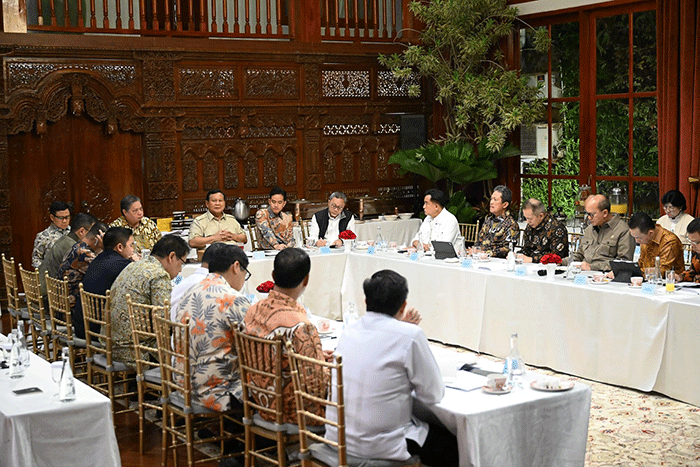 Presiden Prabowo Subianto memimpin pertemuan yang dihadiri oleh Wakil Presiden RI Gibran Rakabuming beserta sejumlah menteri Kabinet Merah Putih, di Kertanegara, Jakarta, pada Minggu, 12 Oktober 2025. (Foto: BPMI Setpres)
