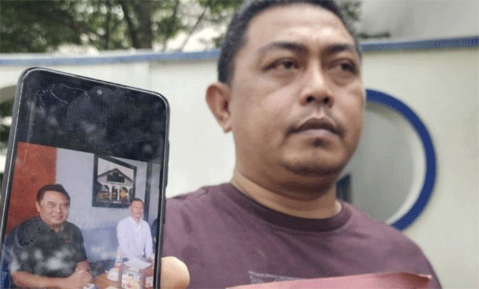Foto : Dwi Purwanto, warga Kabupaten Pekalongan, korban dugaan penipuan seleksi taruna Akpol Semarang menunjukkan bukti pertemuan dengan para pelaku di Semarang. (Dok :ANTARA/I.C. Senjaya).  