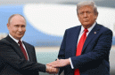 Ilustrasi Trump dan Putin Bersalaman