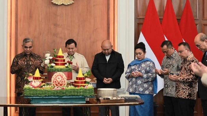 Foto : PRABOWO ULANG TAHUN - Momen acara syukuran ulang tahun ke-74 tahun Presiden Prabowo Subianto yang digelar di Istana Negara, Jakarta, pada Jumat 17 Oktober 2025 (Foto : tribun news)  