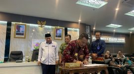 Foto : Walikota Sungai Penuh, Alfin, SH, menghadiri kegiatan Launching dan Penandatanganan Komitmen Peta Jalan Pembangunan Kependudukan (PJPK) serta Rencana Aksi Daerah (RAD) Grand Design Pembangunan Kependudukan (GDPK) Provinsi Jambi Tahun 2025–2029, Dok Istimewa)