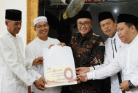 Foto : Walikota Sungai Penuh Saat Menyerahkan Bantuan CSR di Mesjid Manarul Huda Desa Tanjung Muda,Hamparan Rawang (Dok : Diskominfosta Sungai Penuh)