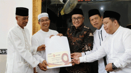 Foto : Walikota Sungai Penuh Saat Menyerahkan Bantuan CSR di Mesjid Manarul Huda Desa Tanjung Muda,Hamparan Rawang (Dok : Diskominfosta Sungai Penuh)