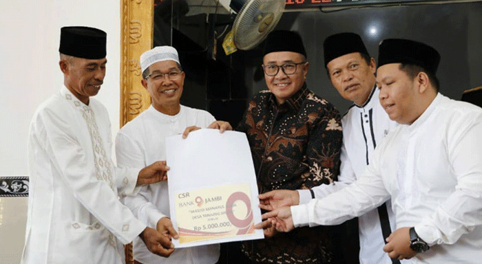 Foto : Walikota Sungai Penuh Saat Menyerahkan Bantuan CSR di Mesjid Manarul Huda Desa Tanjung Muda,Hamparan Rawang (Dok : Diskominfosta Sungai Penuh)