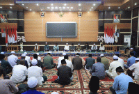 Foto : Suasana Yasinan Bersama Sambut Hari Santri di Rumah Dinas Bupati Tanjung Jabung Barat,Rabu 22 Oktober 2025 Malam (Dok Prokopim Tanjab Barat)
