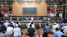 Foto : Suasana Yasinan Bersama Sambut Hari Santri di Rumah Dinas Bupati Tanjung Jabung Barat,Rabu 22 Oktober 2025 Malam (Dok Prokopim Tanjab Barat)