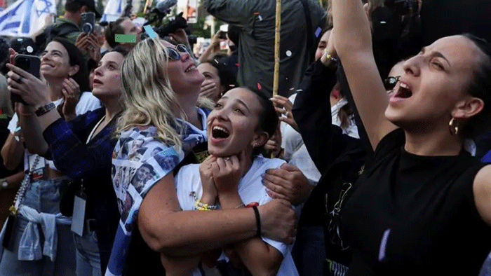 Warga bereaksi di salah-satu sudut Kota Tel Aviv, Israel, saat mereka menunggu kembalinya sandera Israel. (SUMBER FOTO: REUTERS)