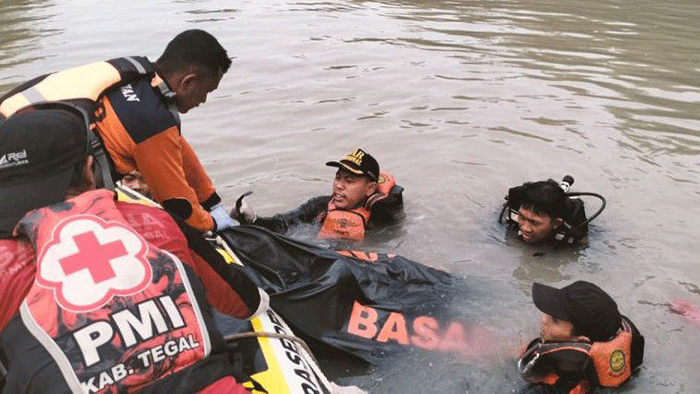 Foto : Evakuasi Dua Remaja Tenggelam (Dok : Istimewa)