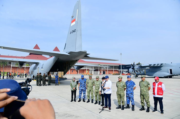 Foto : Pengiriman Bantuan dengan Pesawat Hercules (Sumber : Setores BPMI)